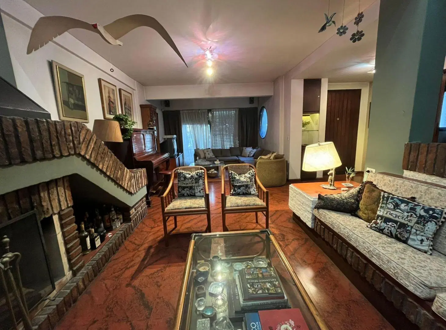 Excelente casa con 5 dormitorios, 300 m2   jardín y pileta, a 3 cuadras de Plaza Irlanda 2