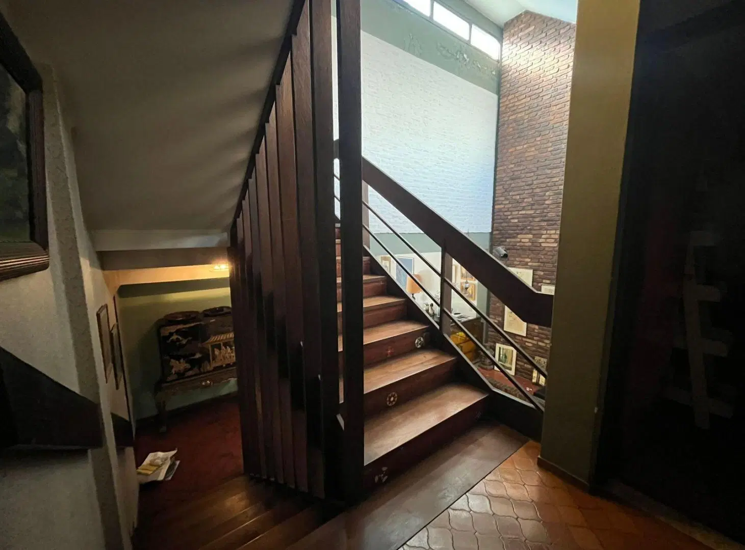 Excelente casa con 5 dormitorios, 300 m2   jardín y pileta, a 3 cuadras de Plaza Irlanda 5