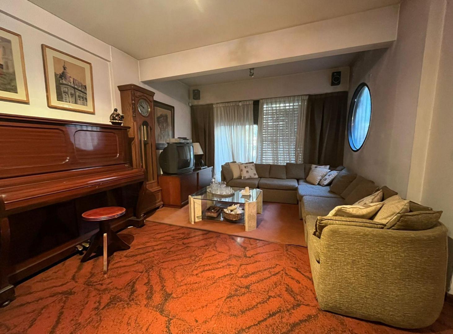 Foto de Excelente casa con 5 dormitorios, 300 m2 jardín y pileta, a 3 cuadras, imagen 3