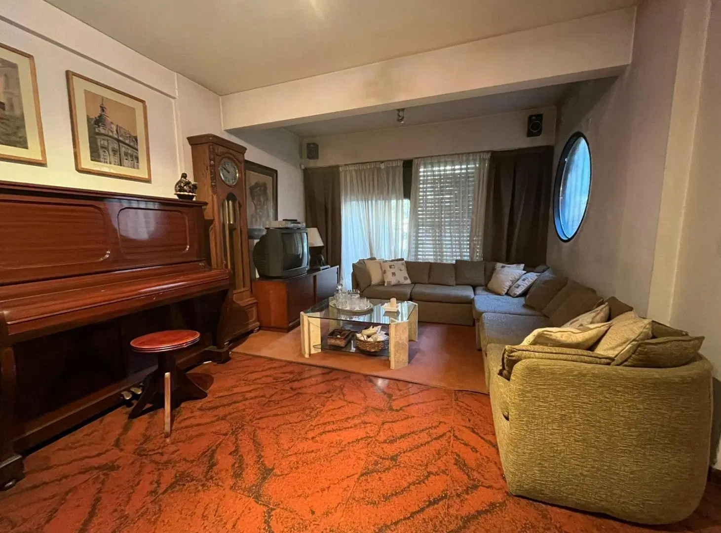 Excelente casa con 5 dormitorios, 300 m2   jardín y pileta, a 3 cuadras de Plaza Irlanda 3