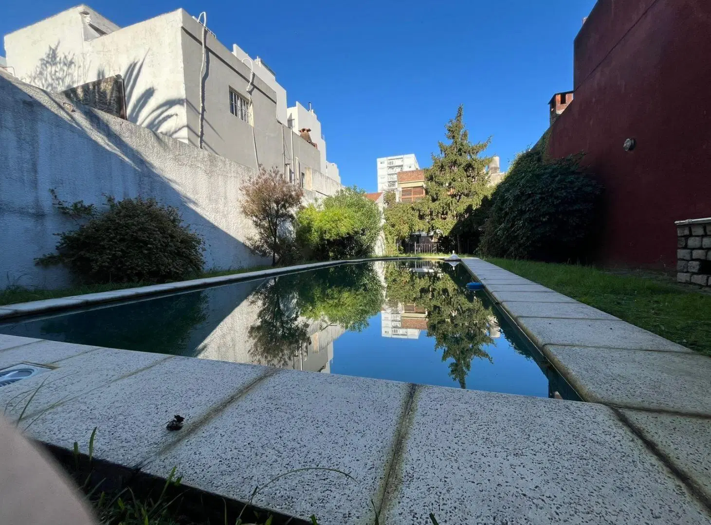 Terreno 9,15 x 53.12 para 1250 m2 vendibles a 3 cuadras de Plaza Irlanda 2