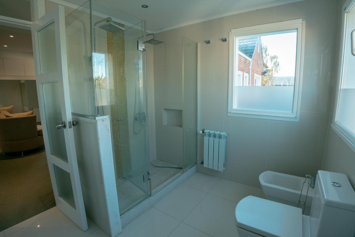Venta Casa - Los Troncos - Piscina - Parque - Parrilla - Garage - Full Amenities 2