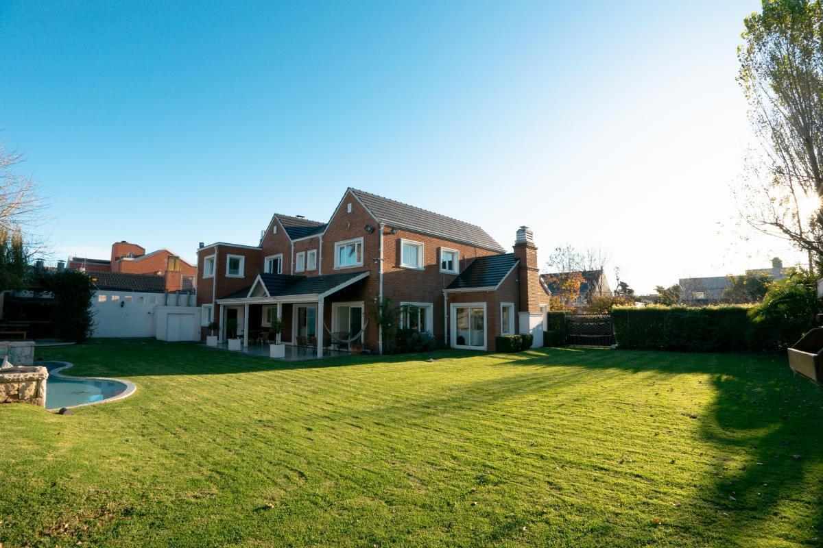 Venta Casa - Los Troncos - Piscina - Parque - Parrilla - Garage - Full Amenities 3