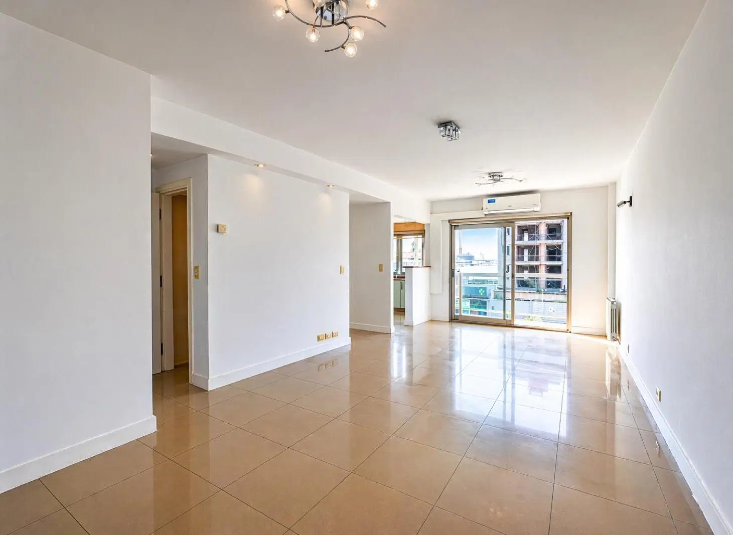 Alquiler· 12 meses · 4 Ambientes · Semipiso con vista al mar · Balcón frente · Cochera ·  La Perla 3