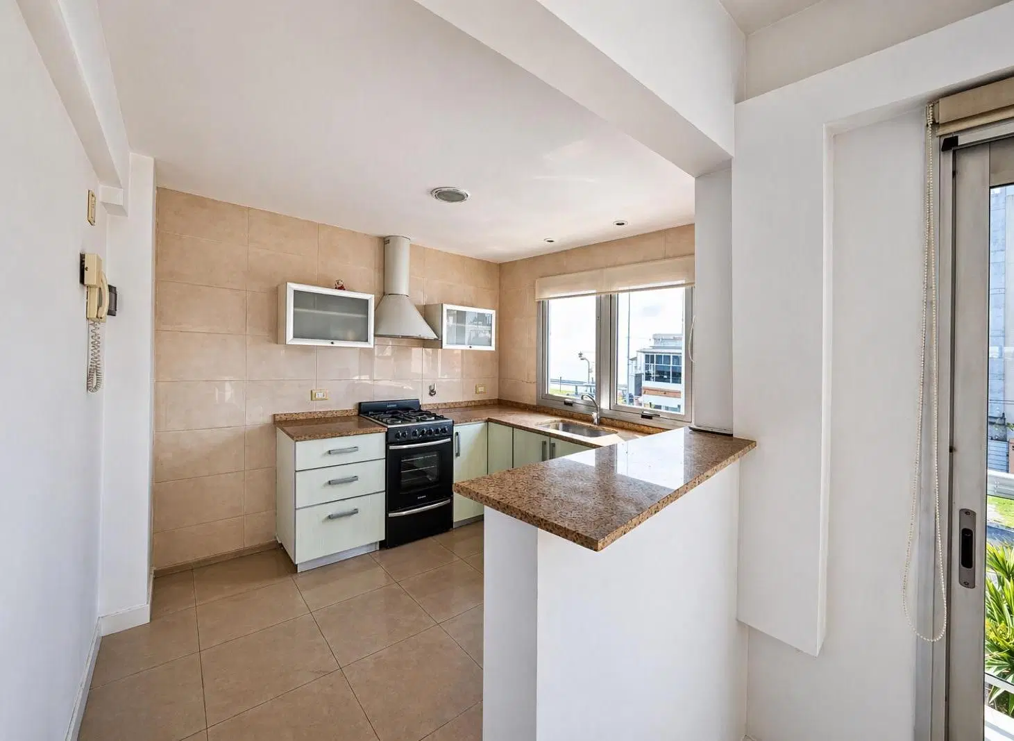 Alquiler· 12 meses · 4 Ambientes · Semipiso con vista al mar · Balcón frente · Cochera ·  La Perla 2