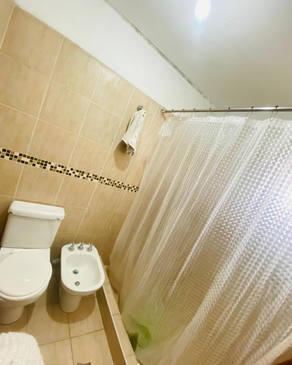 VENTA Bº 1 MARIO BRAVO 1643 GALPÓN DE 360M2 Y DOS DEPARTAMENTOS 
