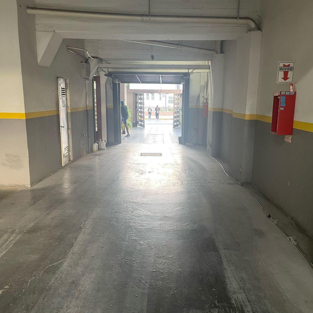 Se Vende Cochera Techada - Zona Monte Castro 2