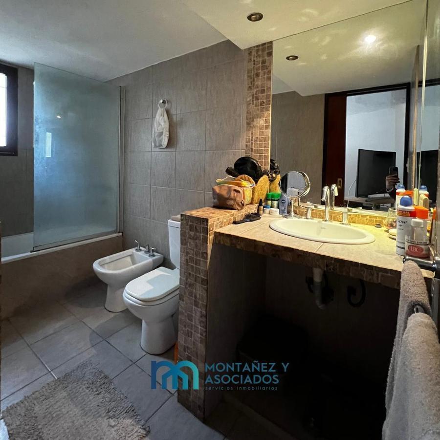 Casa en Venta 3 Dorm. + Escritorio + Departamento 1