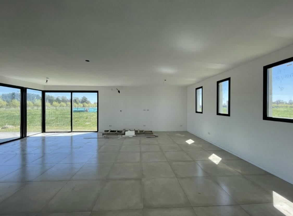 Foto de VENTA CASA 6 ambientes a la Laguna en Barrio San Sebastian AREA 10, imagen 2