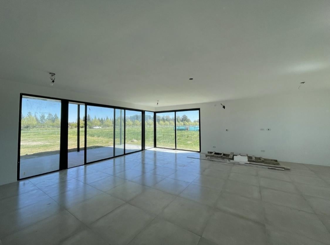 VENTA  CASA 6 ambientes a la Laguna en Barrio San Sebastian AREA 10 - APTO CREDITO