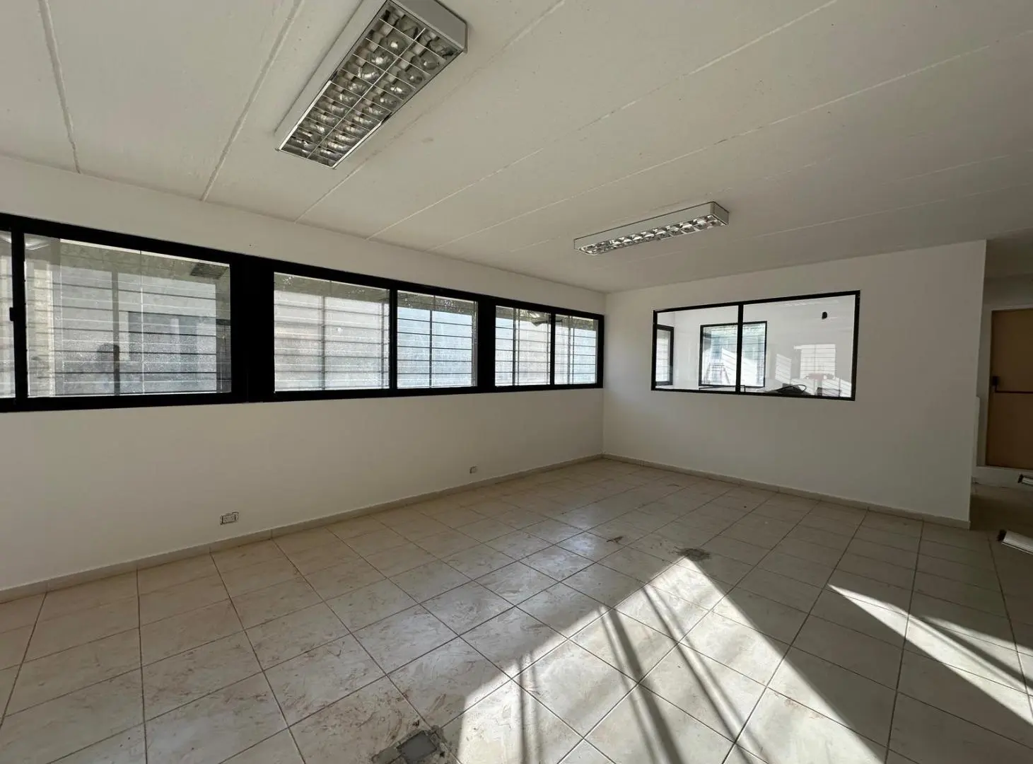 ALQUILER OFICINAS  240 M2  O DEPOSITO PRODUCTOS LIVIANOS  PREDIO INDUSTRIAL ESCOBAR KM 47,5 5