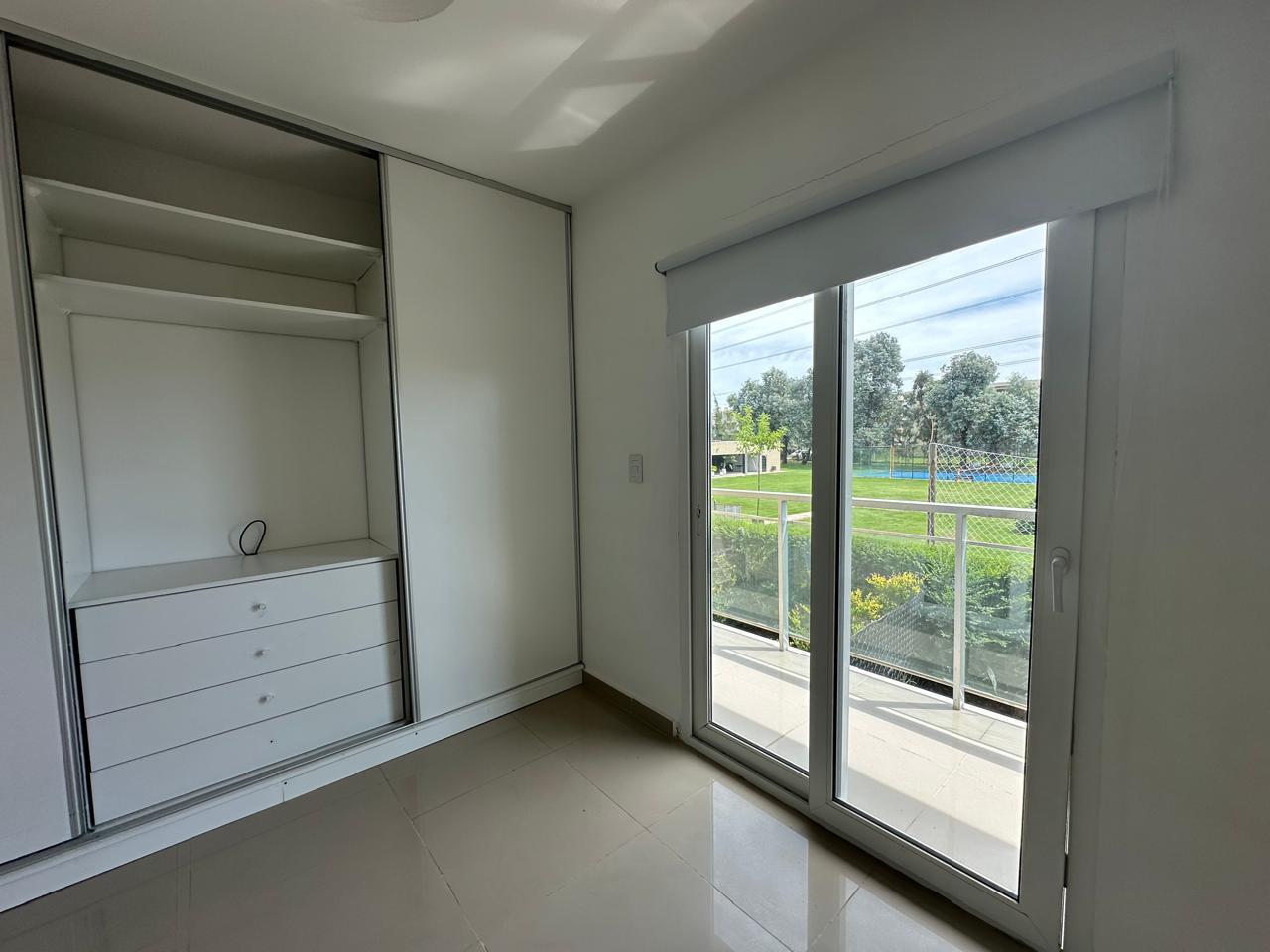 Foto de ALQUILER DUPLEX CON JARDIN, 3 Ambientes, en Barrio Privado Springpark, imagen 3