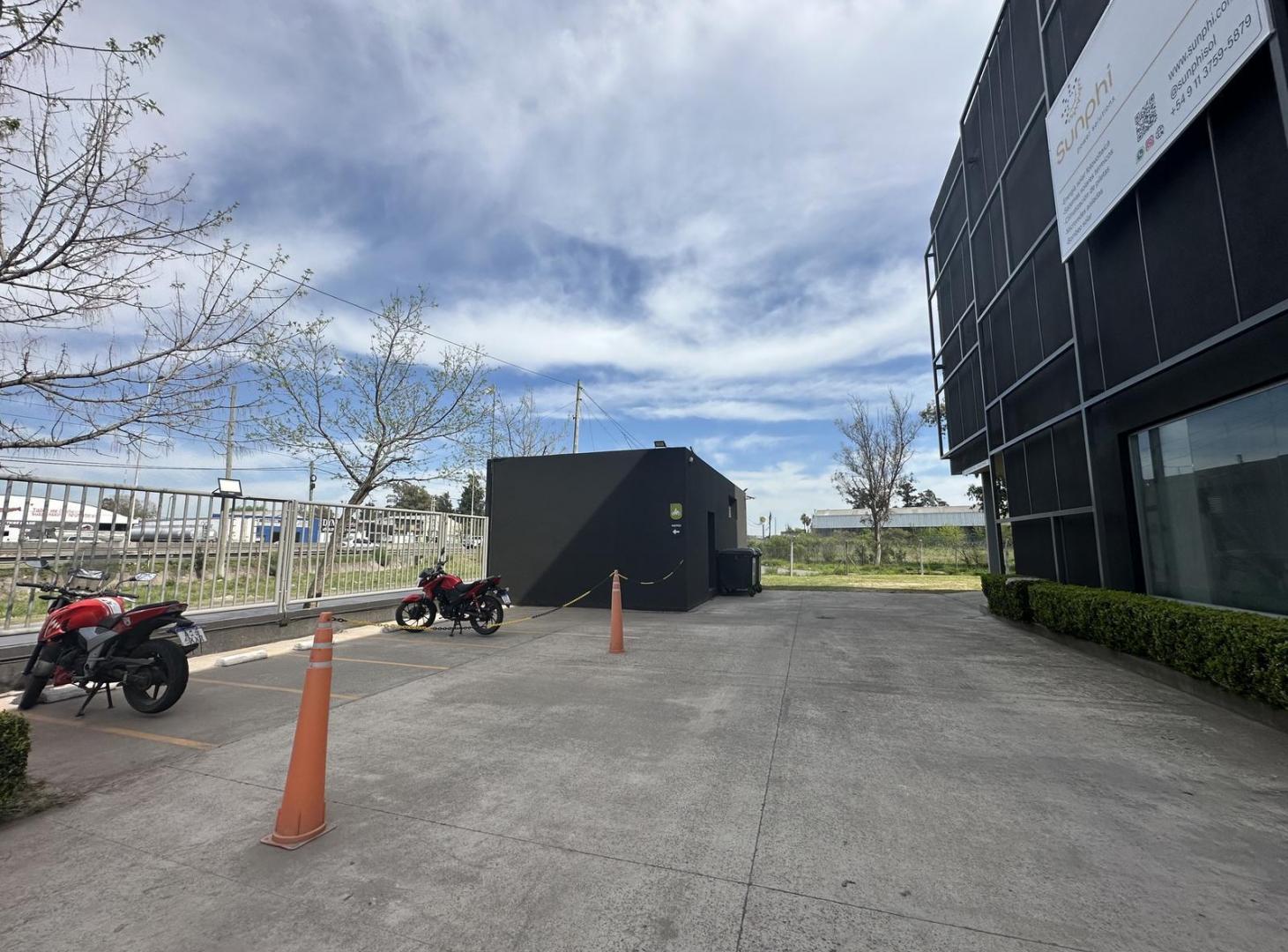 Foto de VENTA LOCAL 64 M2 "CON RENTA" Y 2 COCHERAS CUBIERTAS VERDI 57 PILAR, imagen 5