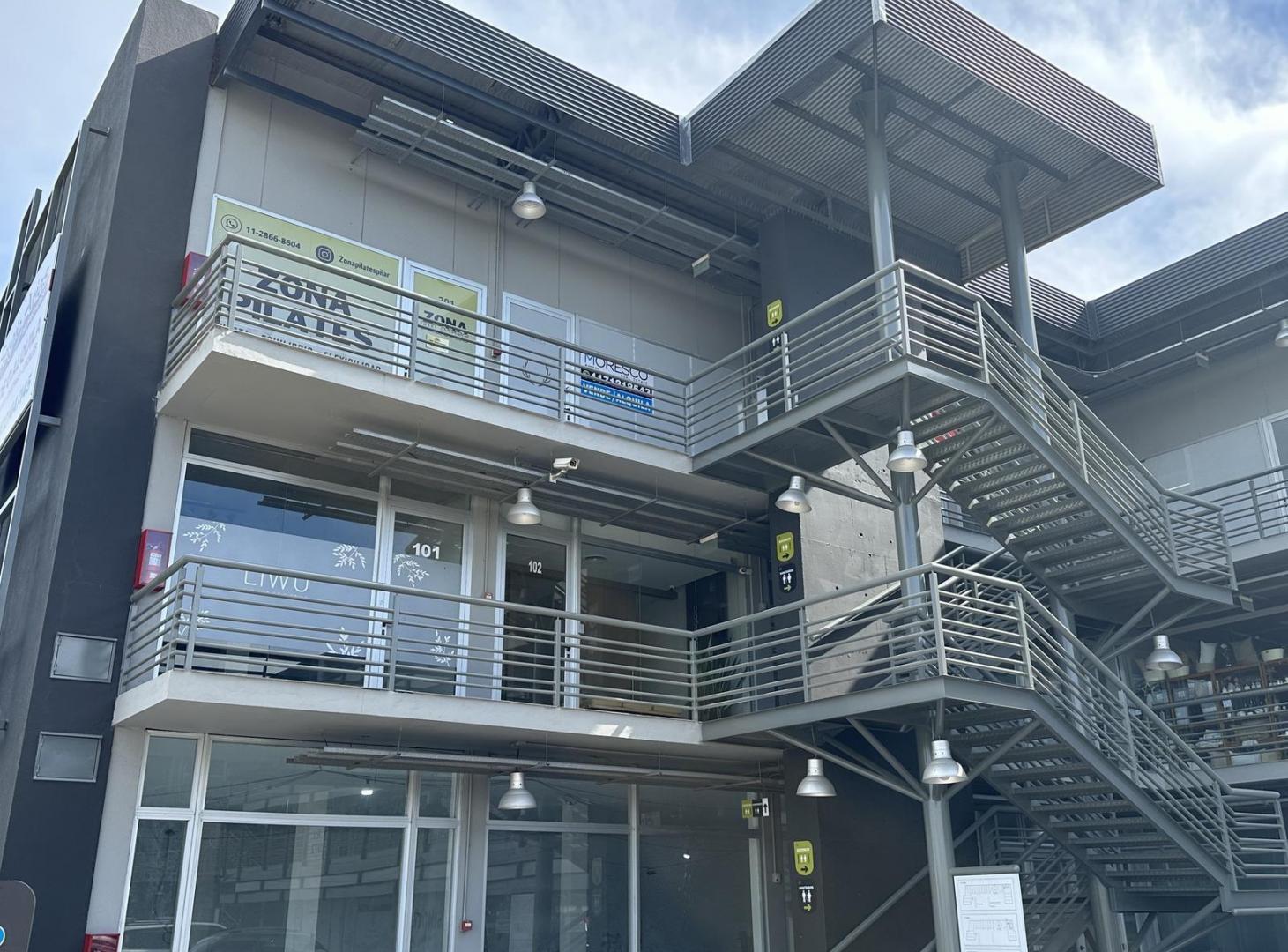 Foto de VENTA LOCAL 64 M2 "CON RENTA" Y 2 COCHERAS CUBIERTAS VERDI 57 PILAR, imagen 1