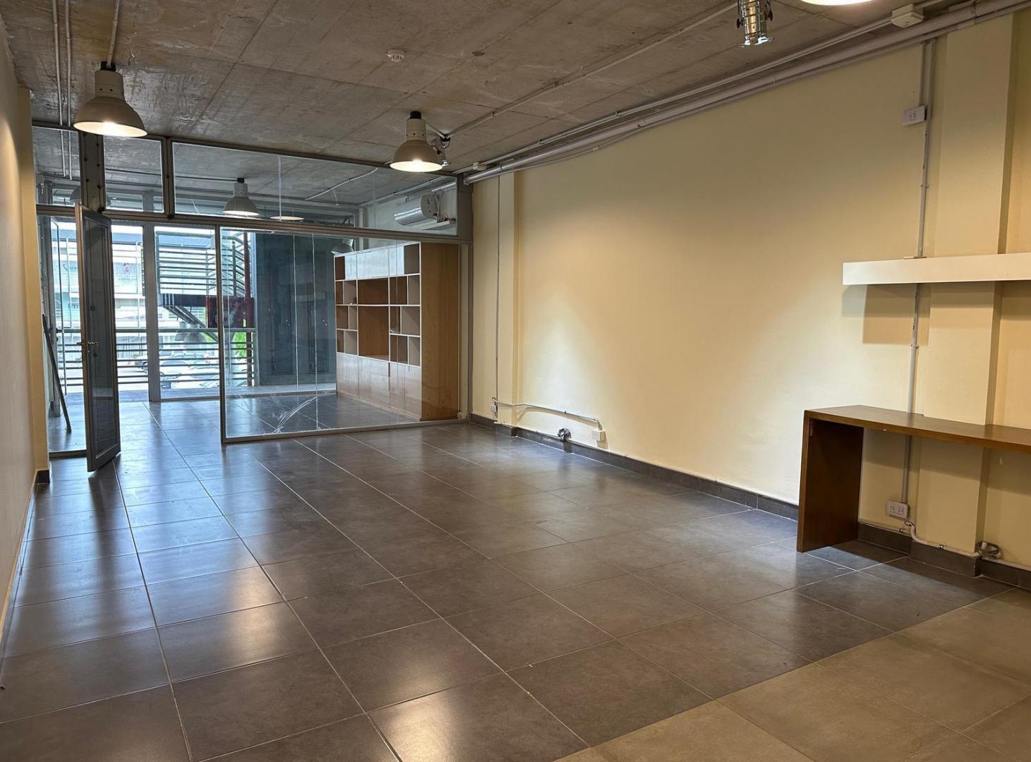 Foto de VENTA LOCAL 64 M2 "CON RENTA" Y 2 COCHERAS CUBIERTAS VERDI 57 PILAR, imagen 4