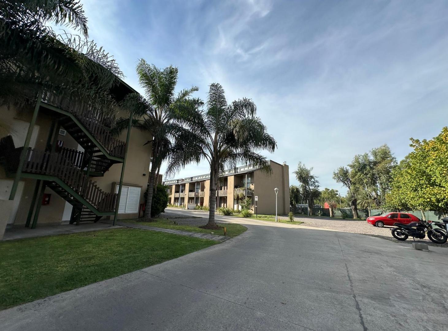 Foto de VENTA DEPARTAMENTO 2 AMBIENTES CON COCHERAS APTO CREDITO O FINANCIACION, imagen 2
