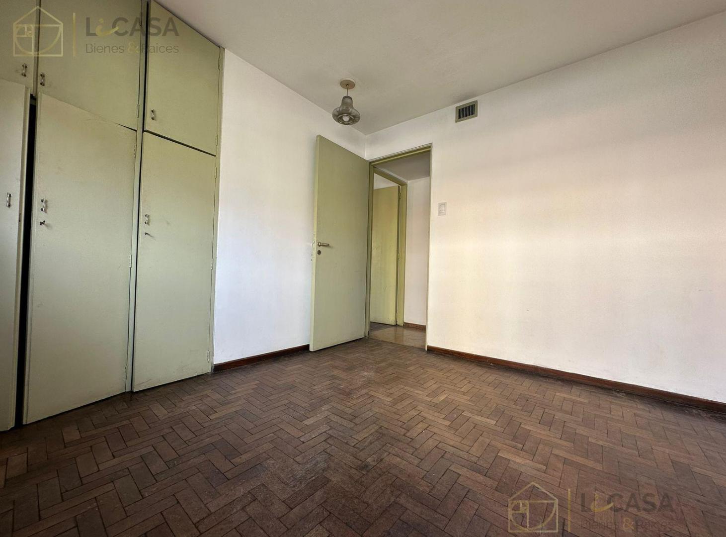 Foto de Dpto. Cómodo y Luminoso! - Deán Funes esq. Av Vélez Sarsfield! - Apto uso Comercial, imagen 2