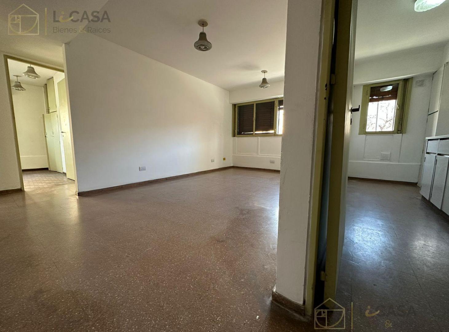 Foto de Dpto. Cómodo y Luminoso! - Deán Funes esq. Av Vélez Sarsfield! - Apto uso Comercial, imagen 1