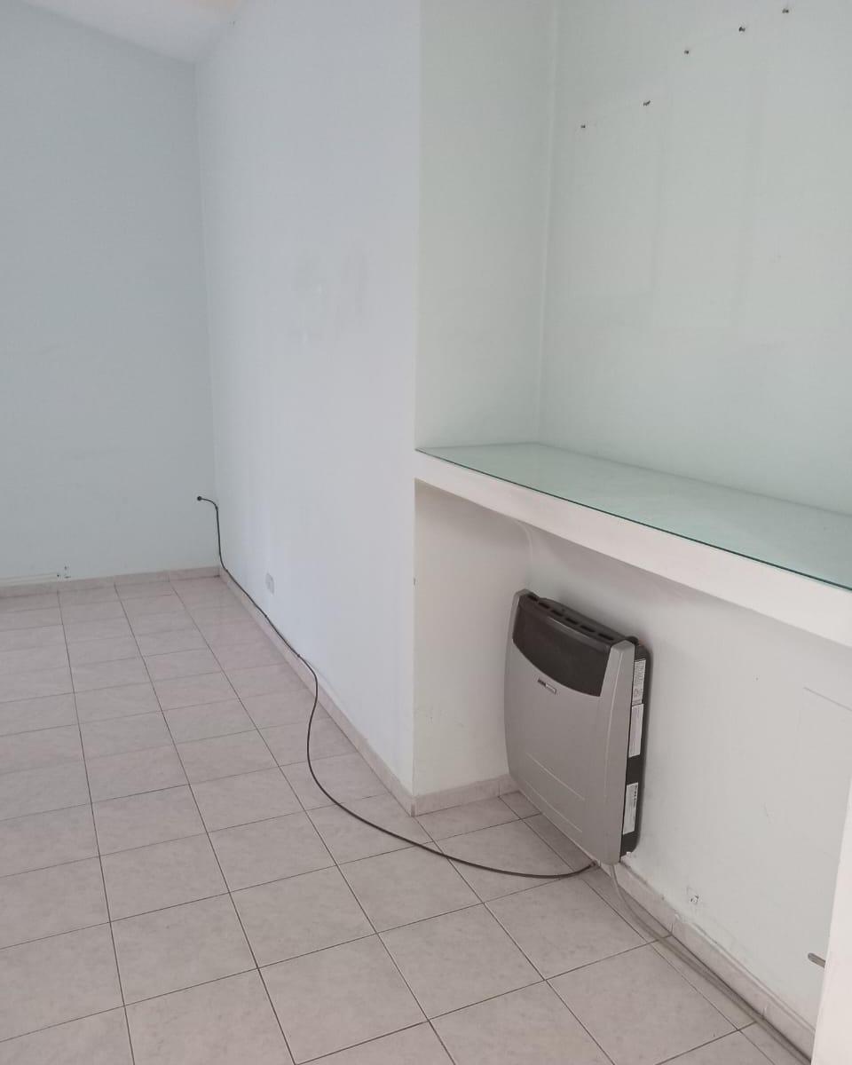 Jl Inmobiliaria Vende Casa en B° m. Muñoz, a 2 Cdras de Cárcano, Alt Becerra. 3