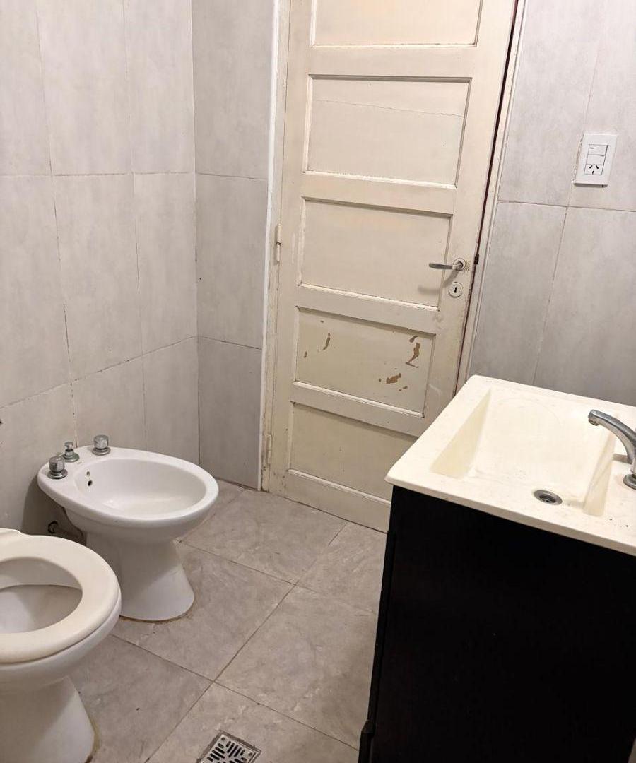 Foto de PH de 100 m² con 2 dormitorios en alquiler en Ituzaingó Norte, imagen 1