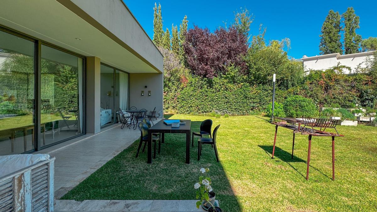 ¡Venta! Casa de Categoría en Barrio Vistalba Country. 3