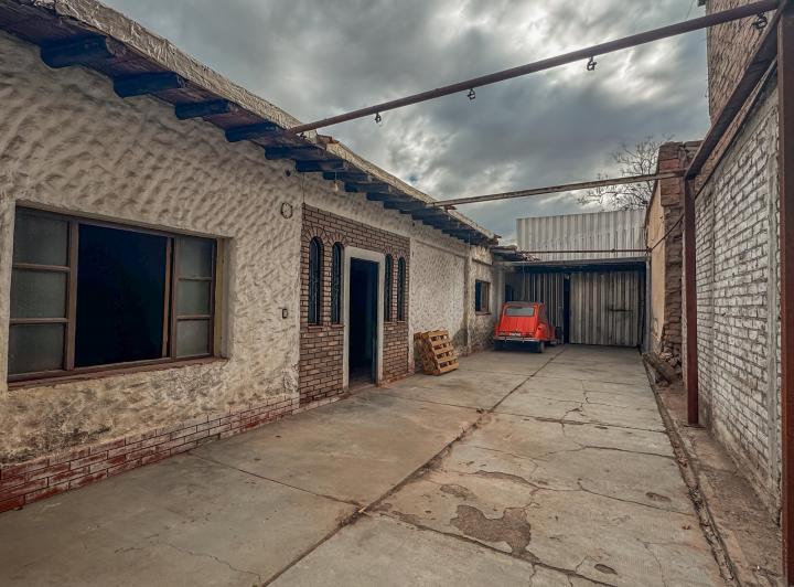 ¡VENTA! Casa + Departamento + Galpón para reciclar o desarrollar! 4