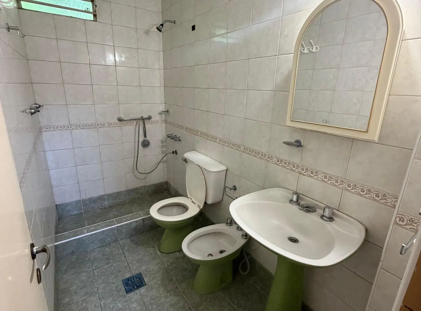 VENDE AMPLIO DEPARTAMENTO EN SEXTA SECCIÓN – CAPITAL 5