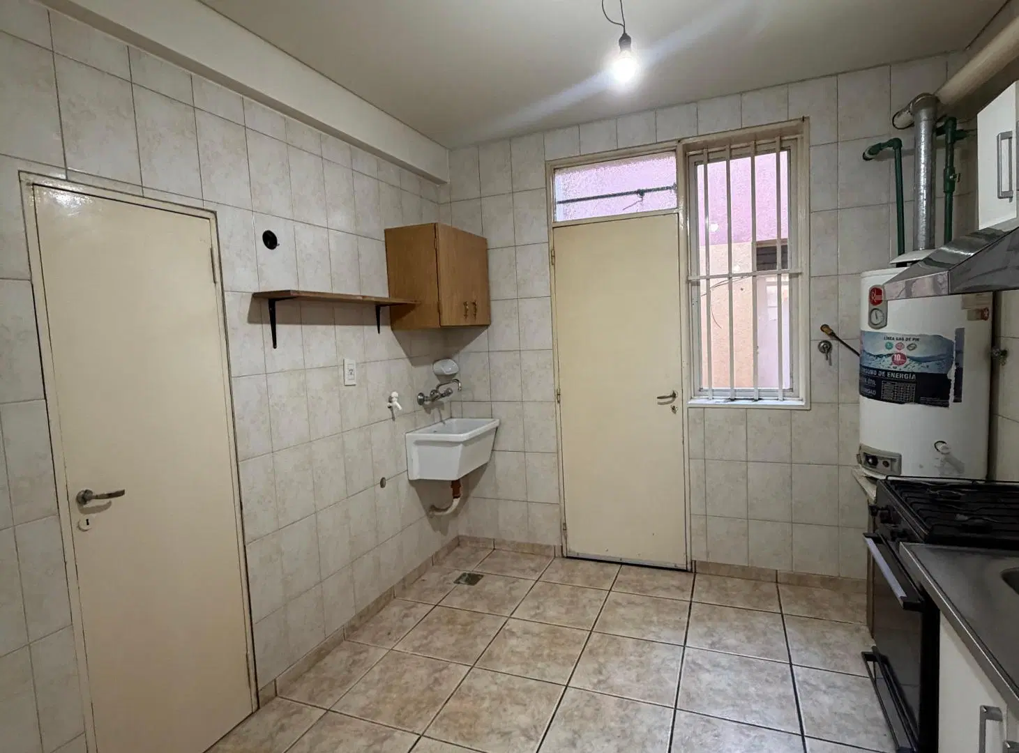 VENDE AMPLIO DEPARTAMENTO EN SEXTA SECCIÓN – CAPITAL 3