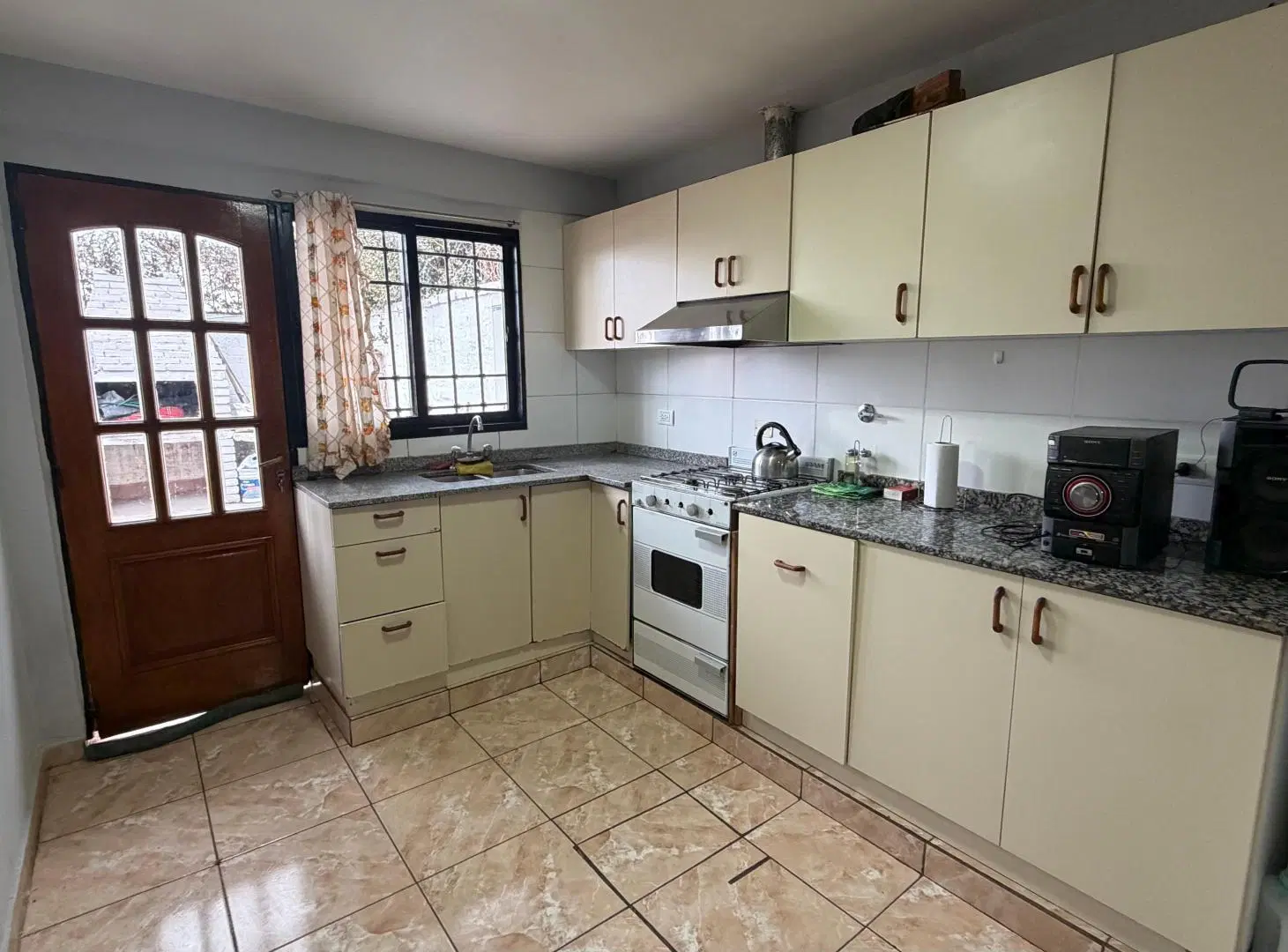 ALQUILO CASA EN BARRIO 21 DE JULIO- CARRODILLA 2