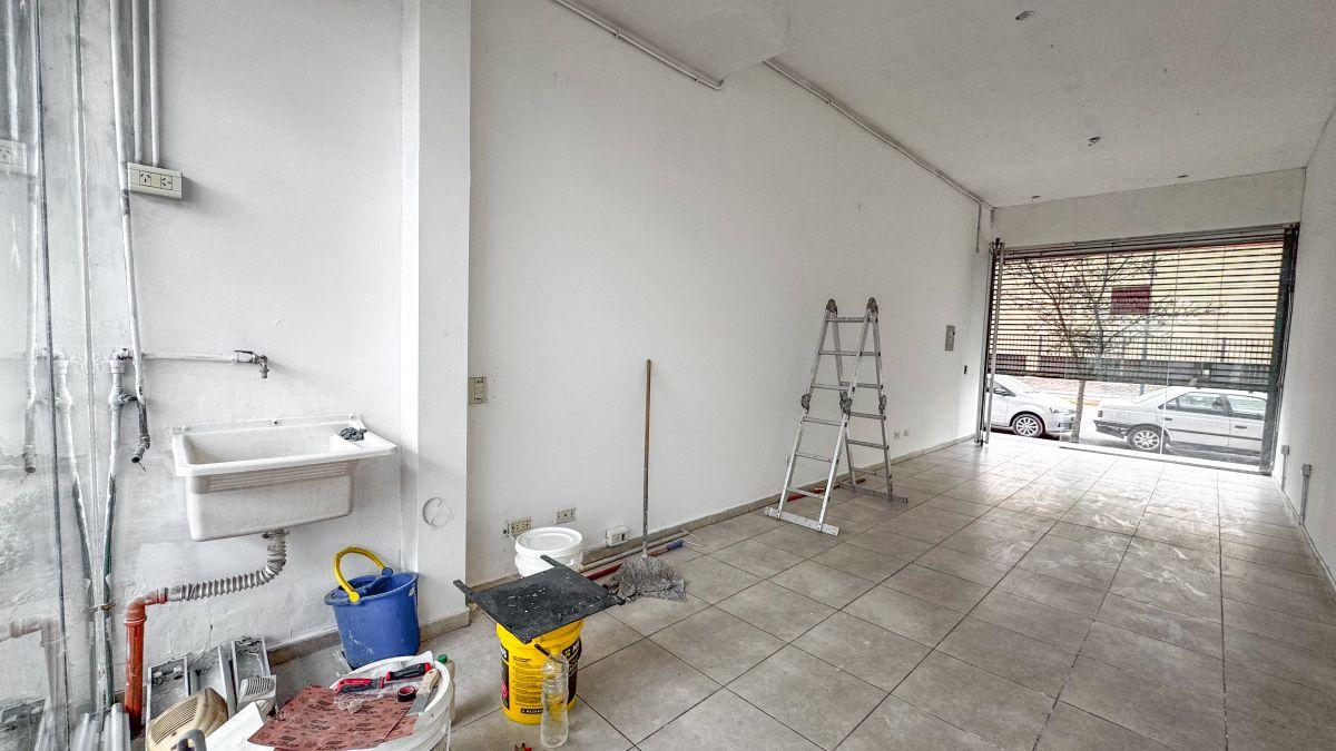 Foto de ALQUILO LOCAL COMERCIAL EN GODOY CRUZ FRENTE A EASY, imagen 2