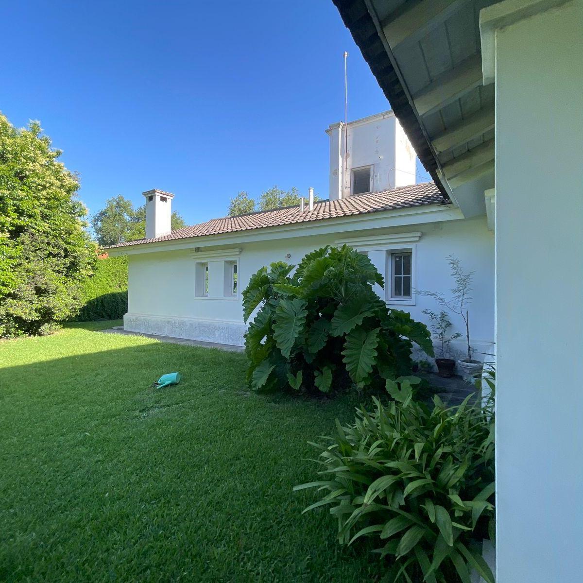 Villa Allende. Calle Guayaquil. Casa en Venta de 4773 m² Totales. 3 Dorm. Pileta 3
