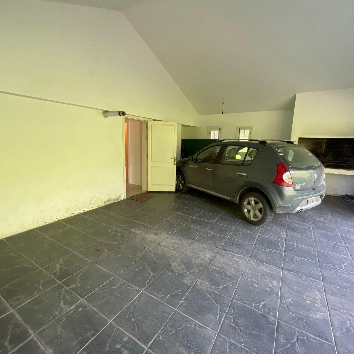 Villa Allende. Calle Guayaquil. Casa en Venta de 4773 m² Totales. 3 Dorm. Pileta 3