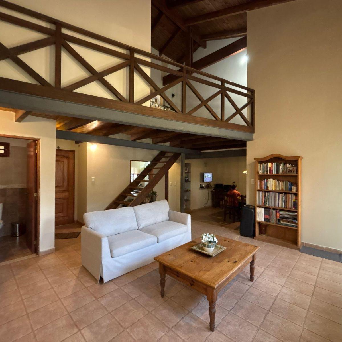 Excelente Casa en Venta de 3 Dorm., Pileta y Gran Parque en Mendiolaza 1