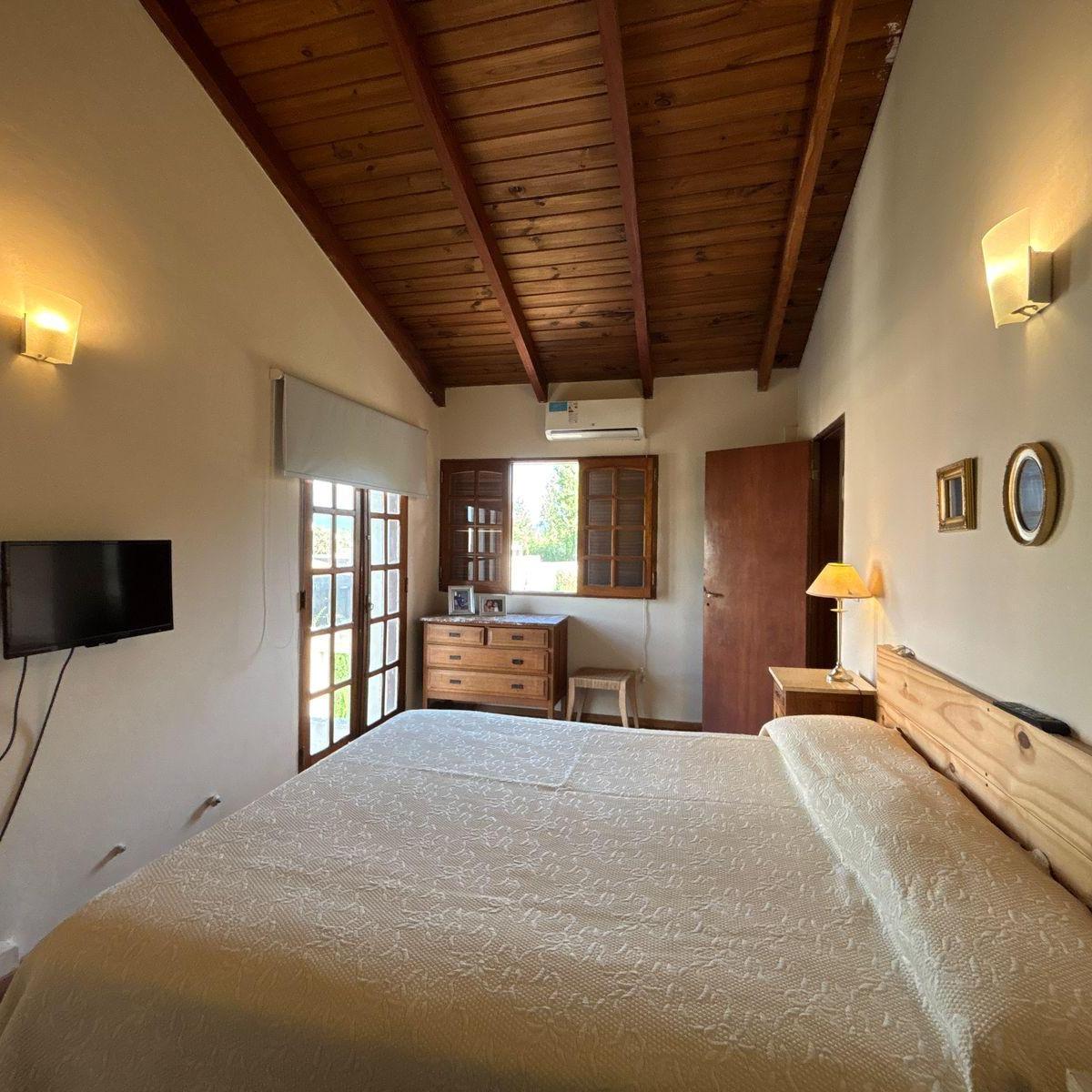Excelente Casa en Venta de 3 Dorm., Pileta y Gran Parque en Mendiolaza 2