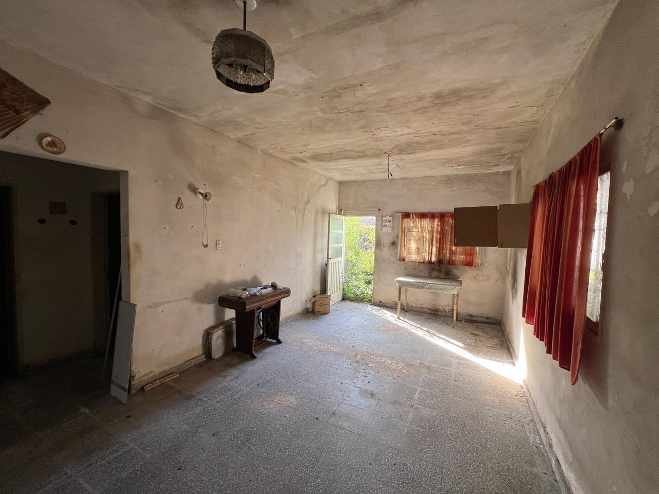 Foto de CASA EN VENTA 2 DORMITORIOS A REFACCIONAR SANTIAGO DERQUI 2477, imagen 3