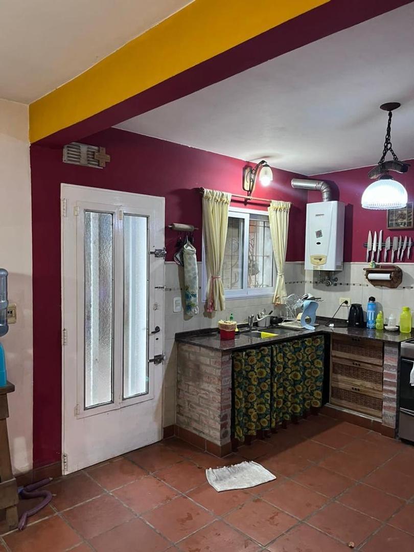 Foto de IMPECABLE CHALET 4 AMBIENTES / 20 X 40 MTS DE LOTE, imagen 2