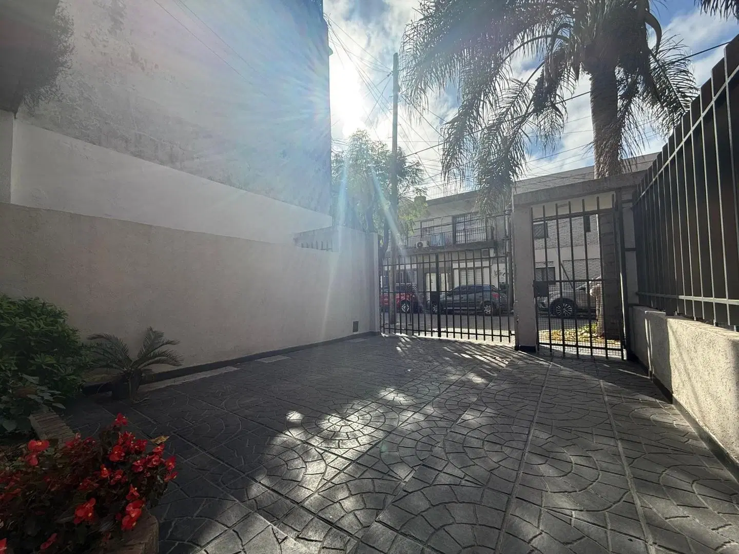 Excelente duplex 4 ambientes con suite y jardín - Gran Ubic. 3