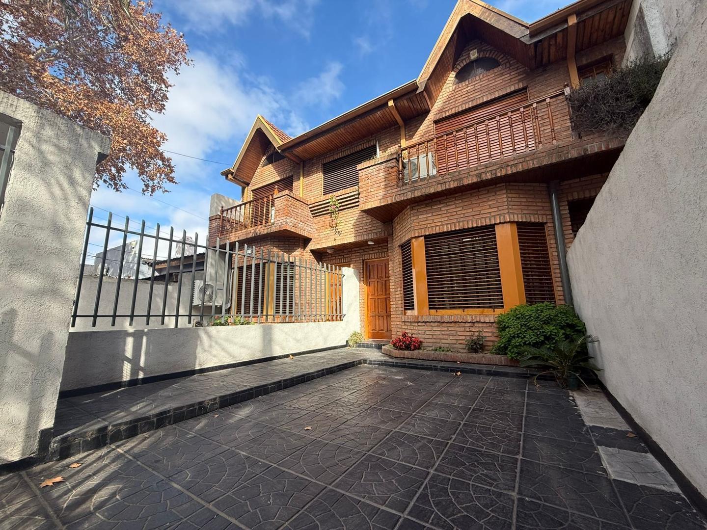 Excelente duplex 4 ambientes con suite y jardín - Gran Ubic.
