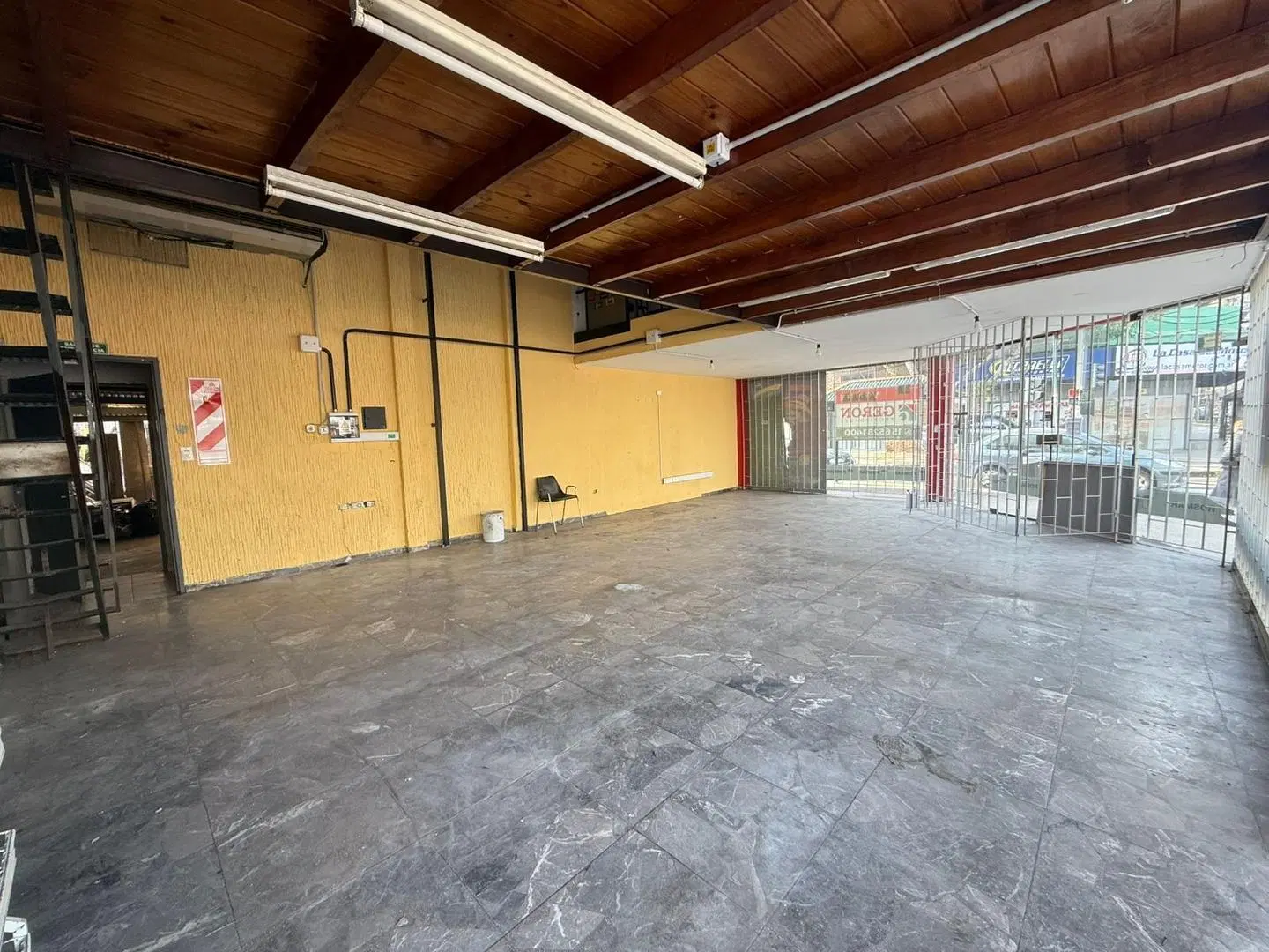 LOCAL EN ESQUINA SOBRE AV. ADER – 110 M² – MÁXIMA EXPOSICIÓN 4