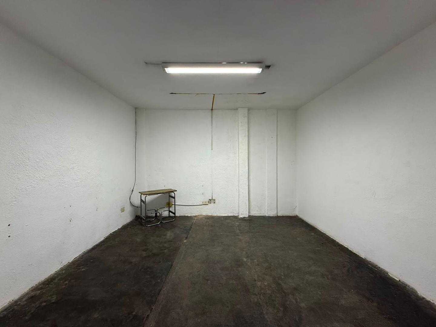 Foto de Importante Propiedad Comercial con Gran Salón y Múltiples Of, imagen 1