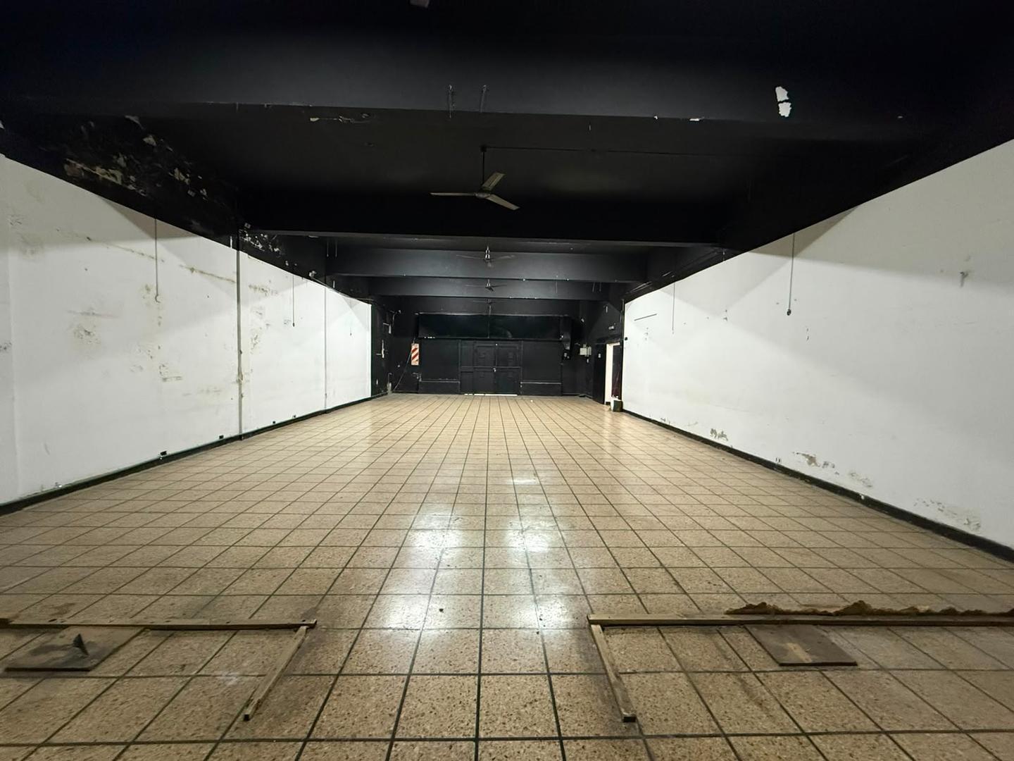 Foto de Importante Propiedad Comercial con Gran Salón y Múltiples Of, imagen 4