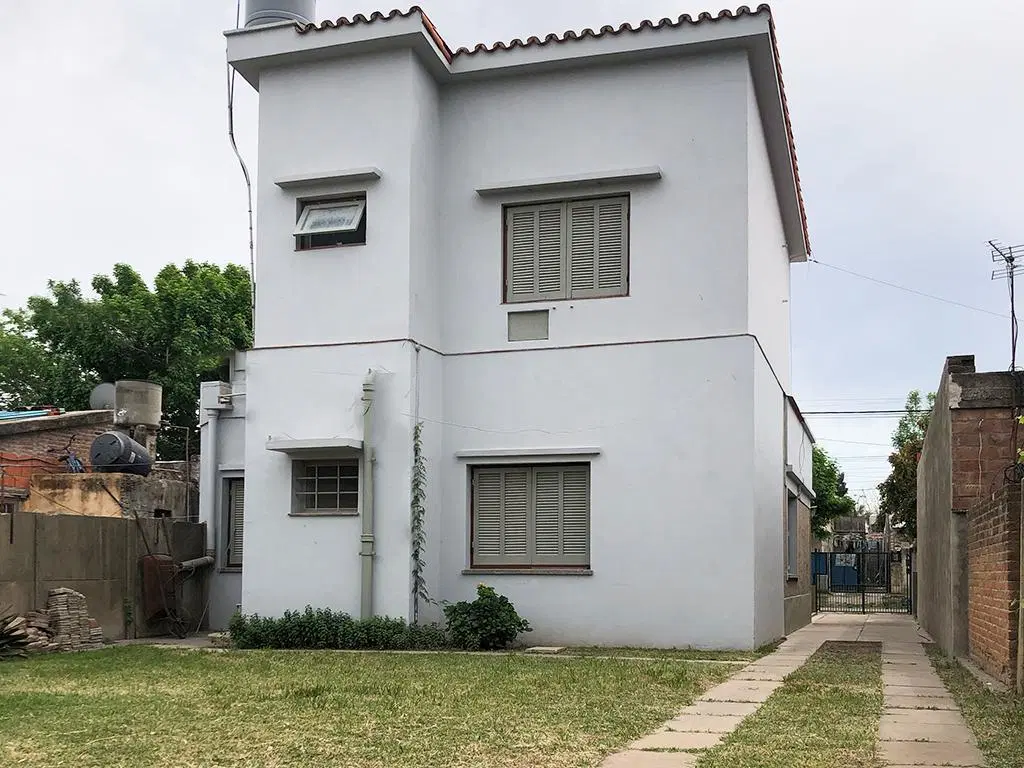 Amplia casa de 3 Dormitorios en barrio tranquilo de Capitan Bermudez. 3