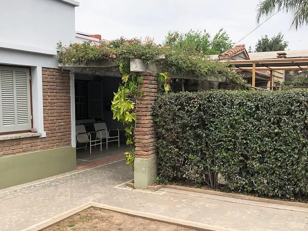 Amplia casa de 3 Dormitorios en barrio tranquilo de Capitan Bermudez. 2