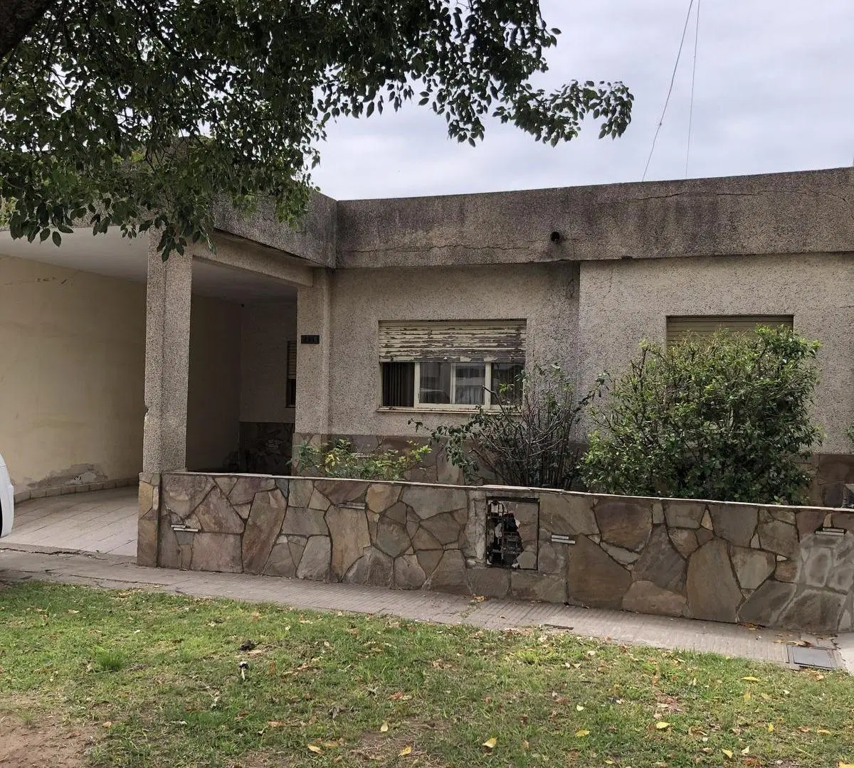 Casa de 3 Dormitorios, amplio jardín y gran potencial en San Lorenzo. Oportunidad. 1