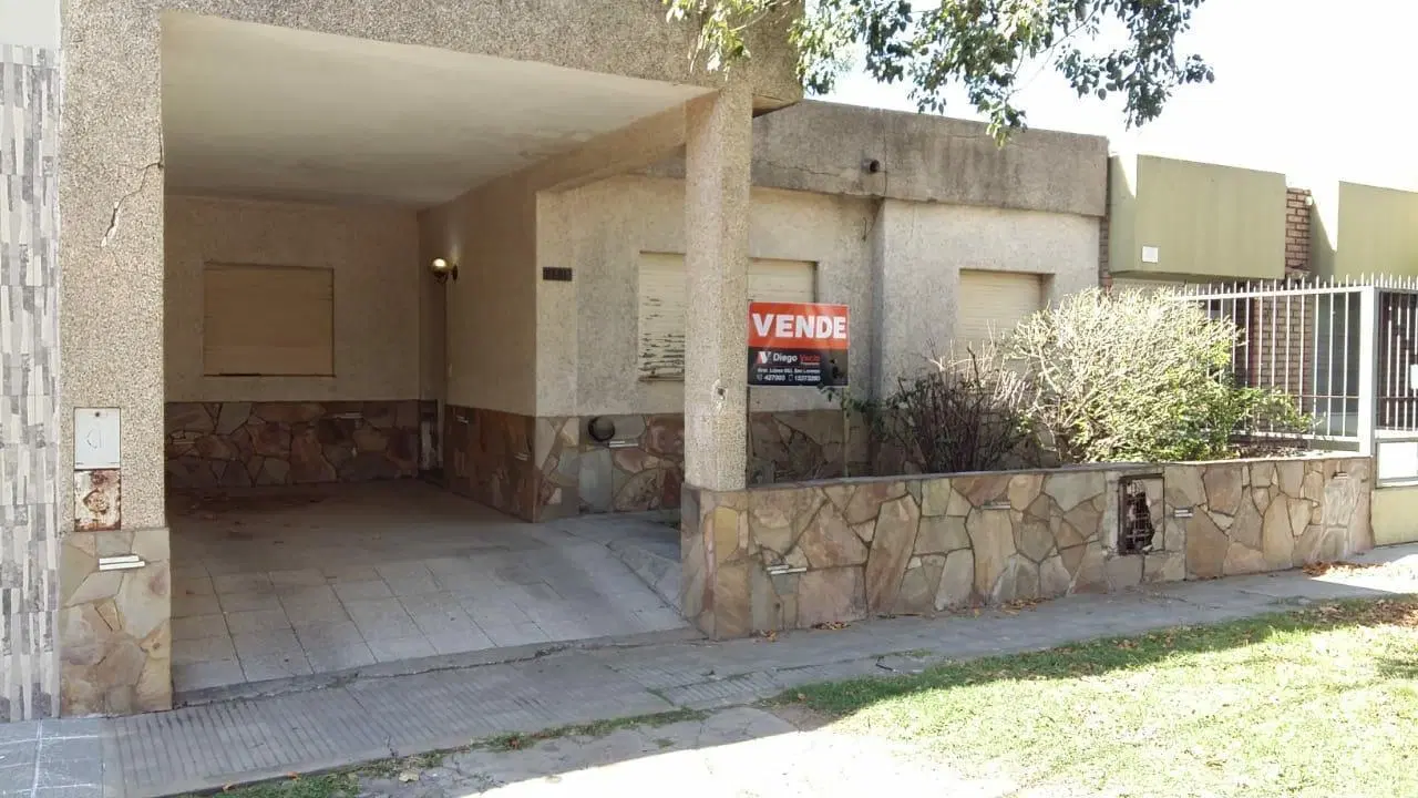 Casa de 3 Dormitorios, amplio jardín y gran potencial en San Lorenzo. Oportunidad. 4