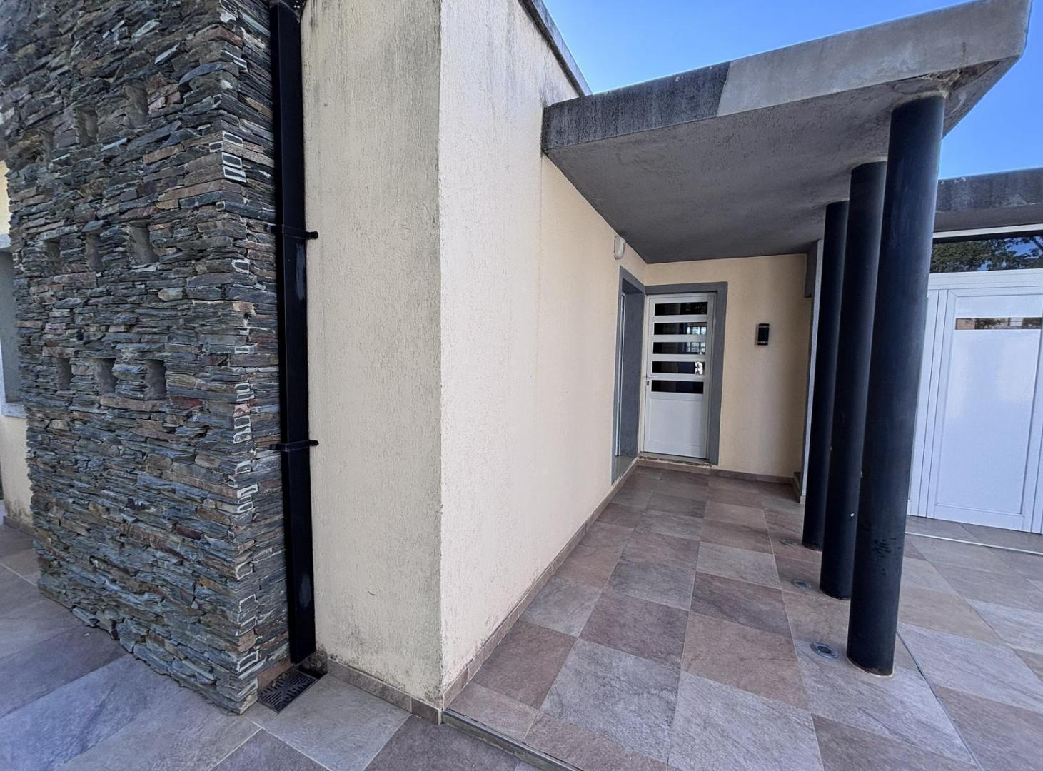 Foto de Casa de 3 Dormitorios con pileta en Ricardone., imagen 3