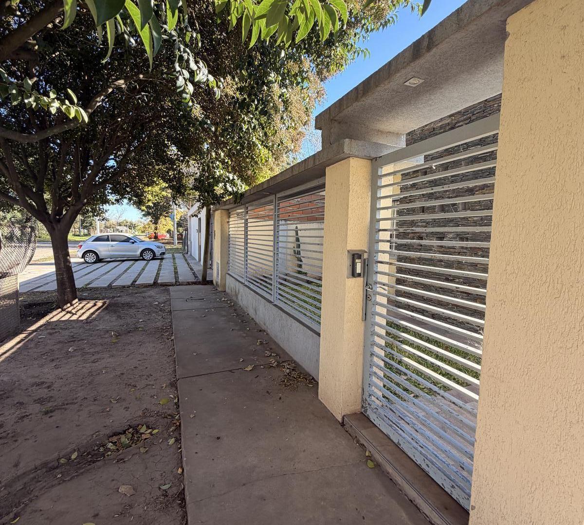 Foto de Casa de 3 Dormitorios con pileta en Ricardone., imagen 2