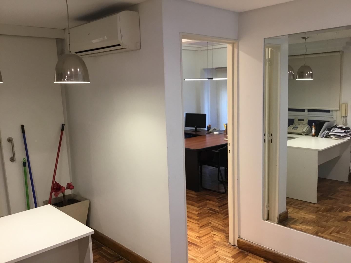 Foto de VENTA DEPARTAMENTO CENTRO 3 AMB C/PATIO IDEAL OFI c/ COCHERA, imagen 4