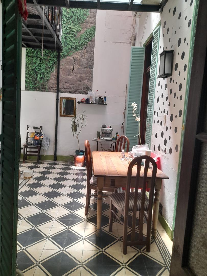 Foto de RETASADO! PH en venta Caballito ,sin expensas!, imagen 1