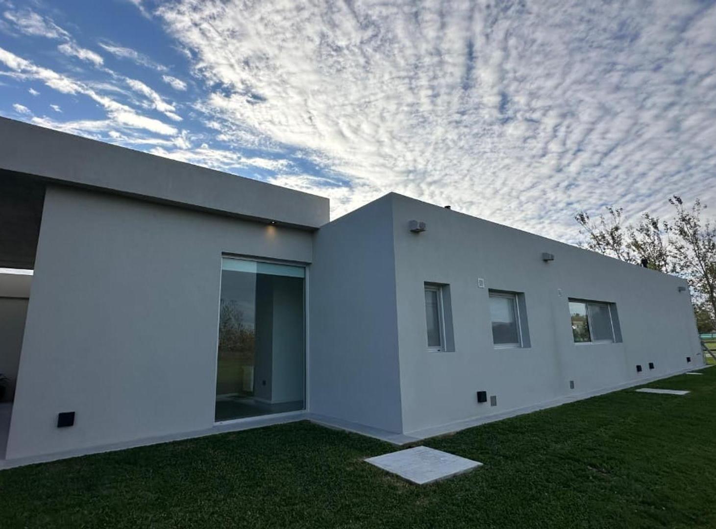 Casa de Diseño a Estrenar sobre Golf | Haras del Sur III